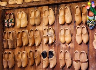 Co daje chodzenie w chodakach?