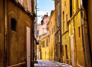 Czego nie wolno robić podczas gry w piłkę ręczną?